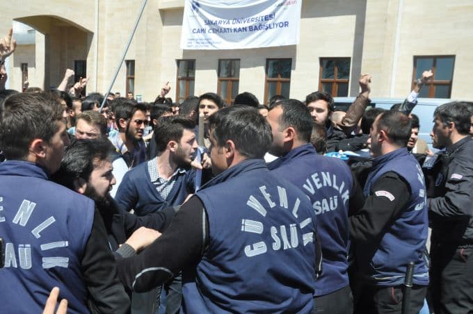 SAÜ'de "Bahar şenlikleri" protesto edildi