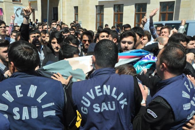 SAÜ'de "Bahar şenlikleri" protesto edildi
