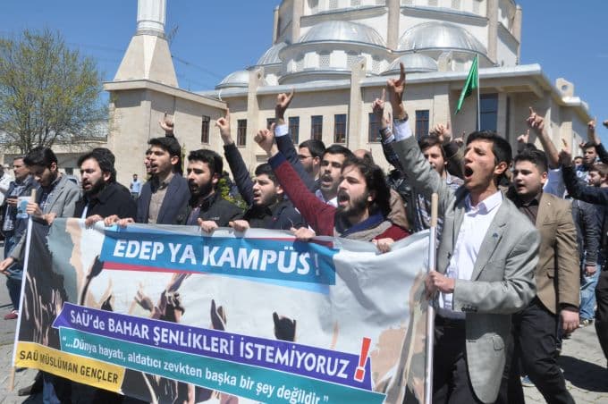 SAÜ'de "Bahar şenlikleri" protesto edildi
