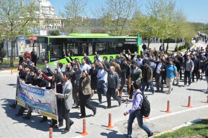 SAÜ'de "Bahar şenlikleri" protesto edildi