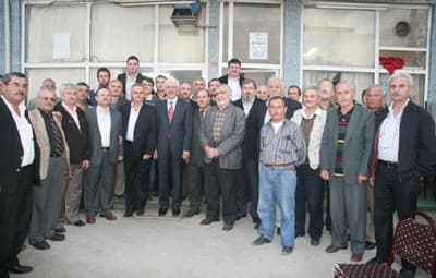 <font face="Arial" size="2">Depremin ardından Sakarya'nın tekrar ayağa kalktığını ve eskisinden daha g&uuml;zel bir şehir olduğunu ifade eden Duran, <font color="#333399">&quot;99 depreminde yaşanan sıkıntıları biliyoruz. Deprem şehrimizi alt&uuml;st etti. Ama yıkılmadık. Azim ve kararlılıkla kolları sıvadık ve işe koyulduk. Bug&uuml;nlere geldik. Birlik ve beraberliğimizi kaybetmedik. O g&uuml;n nasıl acıları paylaştıksa, her ge&ccedil;en g&uuml;n daha da modernleşen Sakaryamızda şimdi de sevin&ccedil;leri paylaşmanın mutluluğunu yaşıyoruz&quot;</font> dedi. <br /><br />Sakarya'nın depremin ardından yapılan hizmetlerle &ouml;nemli mesafe kat ettiğini belirten Başkan Duran,</font><font size="2"><font face="Arial"><font color="#333399"> &quot;Sakaryamız bundan altı yıl &ouml;ncesine kadar k&uuml;&ccedil;&uuml;k bir belediyeye ile y&ouml;netiliyordu. 6 yıl &ouml;nce b&uuml;y&uuml;kşehir oldu. Sınırlarımız genişledi, bug&uuml;n 309 mahalleye hizmet g&ouml;t&uuml;r&uuml;yoruz. Bu kolay bir iş değil. Yapılan hizmetler ortada. Kısa bir s&uuml;re&ccedil; i&ccedil;inde şehrimizin d&ouml;rt bir yanını duble yollarla &ccedil;evirdik. Asfaltsız yol, susuz k&ouml;y bırakmadık. En son Ferizli ve G&ouml;lkent ve Sinanoğlu'na su ulaştırdık. Bu hizmetleri halkımızdan aldığımız g&uuml;&ccedil;le ve g&uuml;venle ger&ccedil;ekleştirdik, ger&ccedil;ekleştirmeye devam edeceğiz&quot; dedi.</font></font></font>
