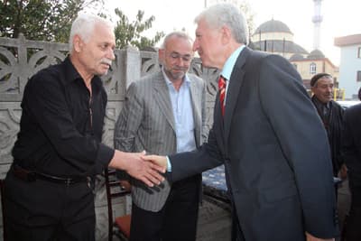 <font face="Arial" size="2">Tarihi &Ccedil;ark Projesi ile &Ccedil;ark'ın yeniden canlandığını ifade eden Başkan Duran,<font color="#333399"> &quot;&Ccedil;ark Deresi Mollak&ouml;y'den akıtılan suyla yenden hayat buldu. 60 yıllık ekolojik dengesini yeniden kazanan &Ccedil;ark'ta artık balık tutuluyor. &Ccedil;ark'tan yapılan sulama ile Yazlık'taki &ccedil;ift&ccedil;ilerimizin y&uuml;z&uuml; g&uuml;l&uuml;yor. Eskiden 1 ton &ccedil;ıkan &uuml;r&uuml;nler, sulama sayesinde 5 tona y&uuml;kseldi&quot;</font> dedi.<br /><br />B&uuml;y&uuml;kşehir Belediyesi olarak hizmetlerinde hedeflerinin y&uuml;zde 85'ini ger&ccedil;ekleştirdiklerini ifade eden Duran, bundan sonraki b&uuml;t&uuml;n &ccedil;alışmaların merkezdeki parklarda, yollarda ve mahalle merkezlerine yoğunlaşarak yapılacağını s&ouml;yledi. Şehir merkezinde daha &ccedil;ok park yapacaklarını ifade eden Duran, <font color="#333399">&quot;Şehrin tam ortasında kurduğumuz Kent Park, bir yıldız gibi parlıyor. Halkımız şehrin g&ouml;beğinde stres atabiliyorlar&quot;</font> diye konuştu. <br /><br />Sakarya Nehri &uuml;zerinde kurulacak enerji santralleri hakkında bilgi veren Aziz Duran, <font color="#333399">&quot;Sakarya Nehri &uuml;zerinde 3 elektrik santrali kuruyoruz. Bu santrallerle kendi elektriğimizi &uuml;reteceğiz. Santrallerle suyu arıtırken kullandığımız elektriğe para vermeyeceğimiz gibi, belediye kasasına gelir elde edeceğiz. Bu gelirde halkımıza ve şehrimize hizmet olarak d&ouml;necek&quot; </font>dedi. Mahalle sakinlerinin sıkıntılarını dinleyen Başkan Duran sorunları &ccedil;&ouml;z&uuml;leceğini s&ouml;yledi.</font>