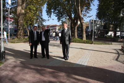 <p><font face="arial,helvetica,sans-serif" size="2"><strong>Yeşil Alan ve Spor Alanları</strong></font></p><p><font face="arial,helvetica,sans-serif" size="2">Hendek&acute;in gelişiminin şehrin doğal yapısını bozmadan ger&ccedil;ekleştiğini g&ouml;rmekten mutluluk duyduğunu s&ouml;yleyen Atalay, <font color="#333399">&quot;Şehirleşme ve sanayi d&uuml;zenli bir şekilde ger&ccedil;ekleşmiş. Bu gelişme olurken sosyal alanlar ve yeşil alanlar da buna paralel bir şekilde gelişme g&ouml;stermiş. &Ouml;zellikle spor alanlarının, tartan pistten oluşan y&uuml;r&uuml;y&uuml;ş yolunun il&ccedil;emizde olduğunu g&ouml;rmek gurur verici. İl&ccedil;enin spor alanındaki başarısını belediyecilikte de g&ouml;rmekten mutluluk duydum. Başkanımızı tebrik ediyorum.&quot;</font>dedi.</font></p><p><font face="arial,helvetica,sans-serif" size="2"><strong>İl&ccedil;emiz Konaklama Merkezi Olacak</strong></font></p><p><font face="arial,helvetica,sans-serif" size="2">Atalay, Kalkan ve İnci daha sonra Beşiktaşlı eski futbolcu Tayfur Havu&ccedil;&ccedil;u&acute;nun ortağı olduğu Park Show&acute;u gezdiler. TEM Otoyolu kenarına kurulan alışveriş merkeziyle Hendek&acute;in bir durak noktası haline geleceğini s&ouml;yleyen Başkan İnci, <font color="#333399">&quot;Hendek&acute;te daha &ouml;nce tek bir han varmış ve burası bir konaklama merkeziymiş. Fakat daha sonra yapılan D-100 ve TEM Otoyolu Hendek&acute;in dışarıda kalmasına neden oldu. Yapılan bu alışveriş merkeziyle il&ccedil;emiz yeniden bir konaklama merkezi haline gelecek.&quot;</font>diye konuştu.</font> </p>