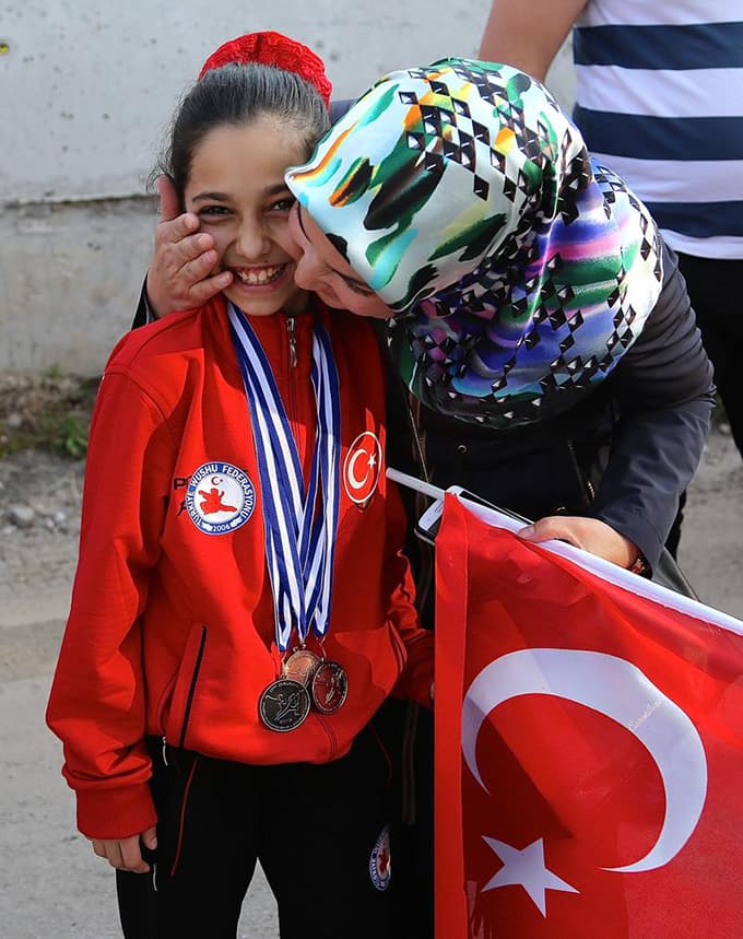 Şampiyon sporcular yurda döndü