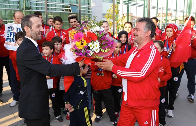 Şampiyon sporcular yurda döndü