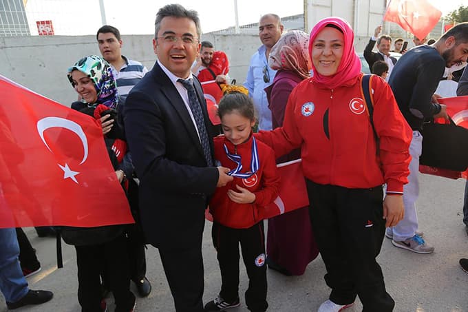 Şampiyon sporcular yurda döndü