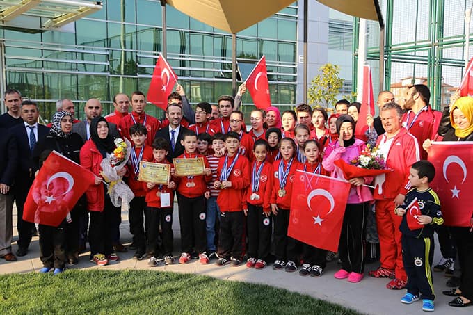 Şampiyon sporcular yurda döndü