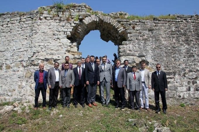 Etkinlik kapsamında tarihi kaleyi gezdiler