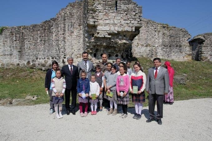 Etkinlik kapsamında tarihi kaleyi gezdiler