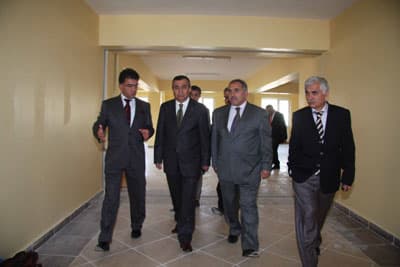 <font face="Arial" size="2">Hendek Belediyesi Sosyal Sorumluluk Projesi kapsamında yapılan Huzurevi'nin 2000 metrekare alan &uuml;zerine kurulduğunu, toplam kapalı alanının 2520 metre kare olduğunu s&ouml;yleyen Başkan İnci,<font color="#333399"> &quot;Huzurevimiz 90 kişi kapasiteli olarak yapılmıştır. Ayrıca her odada duş ve tuvalet mevcuttur. Bunların yanında yemekhane, &ccedil;amaşırhane, her katta ortak oturum salonu, tv izleme salonları, rehabilite merkezi bulunmakta. 14 Kasım'da il&ccedil;emize davet ettiğimiz Bakanımız Nimet &Ccedil;ubuk&ccedil;u'yla devir protokol&uuml; imzalayarak bu binamızı bakanlığımıza devredeceğiz.&quot;</font>dedi.<br /></font>