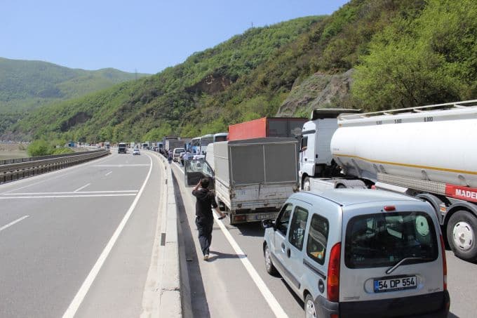 Tanker kamyonete çarptı, yemler yola saçıldı