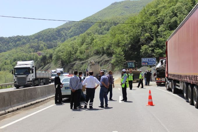 Tanker kamyonete çarptı, yemler yola saçıldı