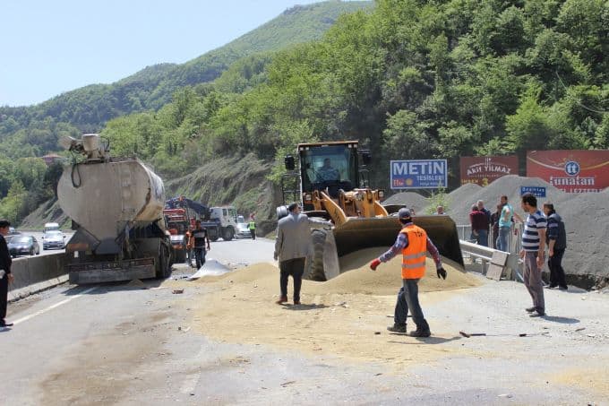 Tanker kamyonete çarptı, yemler yola saçıldı