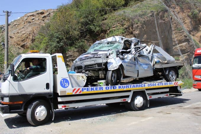 Tanker kamyonete çarptı, yemler yola saçıldı