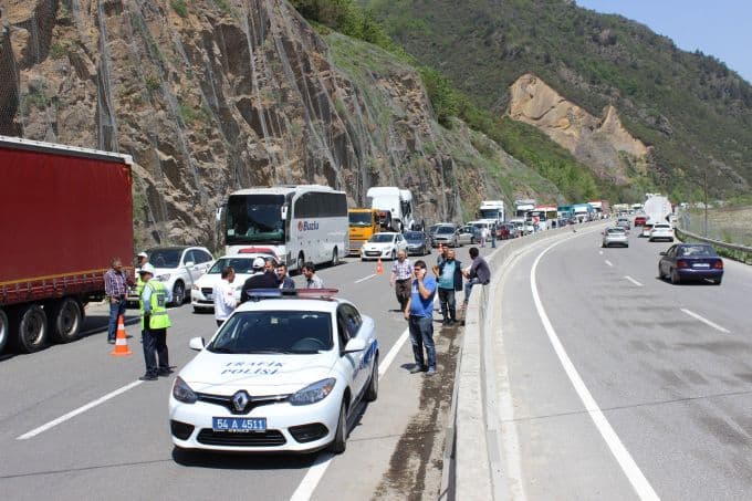 Tanker kamyonete çarptı, yemler yola saçıldı