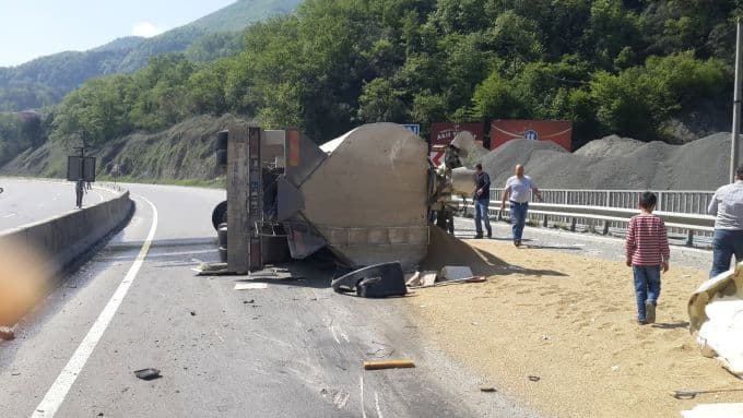 Tanker kamyonete çarptı, yemler yola saçıldı