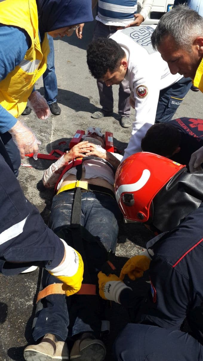 Tanker kamyonete çarptı, yemler yola saçıldı