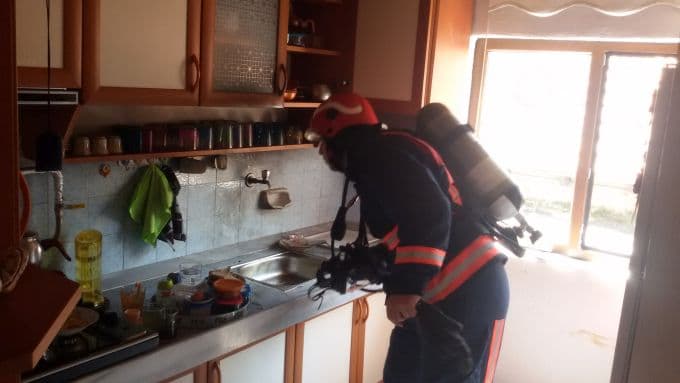 Önce halıyı sonra da elini yaktı