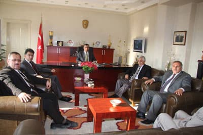 <font face="Arial" size="2">Vali H&uuml;seyin Atak da, Belediye Başkanı Ali İnci'ye Hendek'e g&uuml;zel bir huzurevi ve rehabilitasyon merkezi kazandırdığı i&ccedil;in teşekk&uuml;r ederek, <font color="#333399">&quot;Yapılan hizmet son derece g&uuml;zel ve &ouml;zenilerek yapılmış. Belediyemiz asli g&ouml;revi olmayan bir alanda yapmış olduğu bu hizmetle &ouml;rnek bir &ccedil;alışma yapmıştır. İnşallah, bu proje devletimize, milletimize hayırlı olur.&quot;</font> diye konuştu. <br /><br />14 Kasım Cuma g&uuml;n&uuml; Hendek'e gelecek olan Devlet Bakanı Nimet &Ccedil;ubuk&ccedil;u, engellilerle de bir araya gelecek.</font>