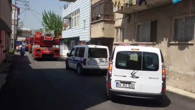 Önce halıyı sonra da elini yaktı