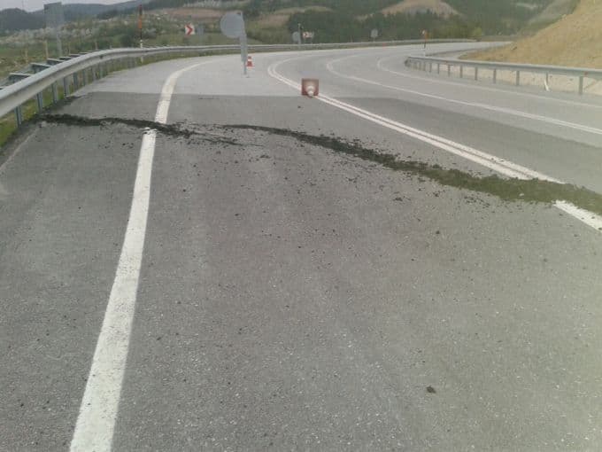 Taraklı'da çöken yol trafiği tehdit ediyor