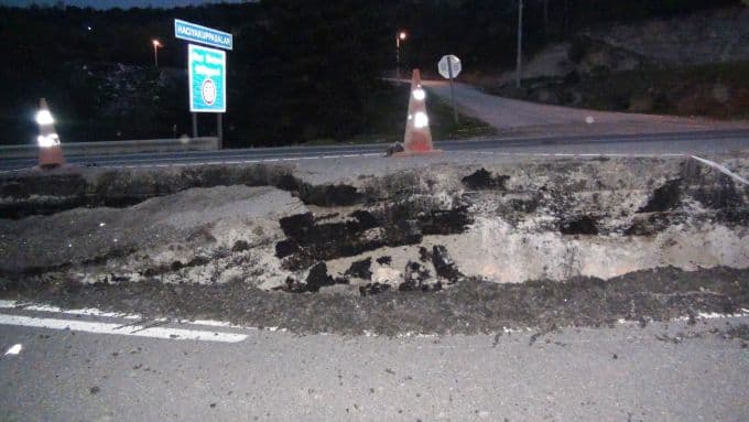 Taraklı'da çöken yol trafiği tehdit ediyor