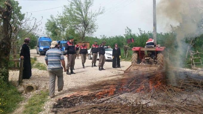 Ateş yakıp yolu ulaşıma kapattılar