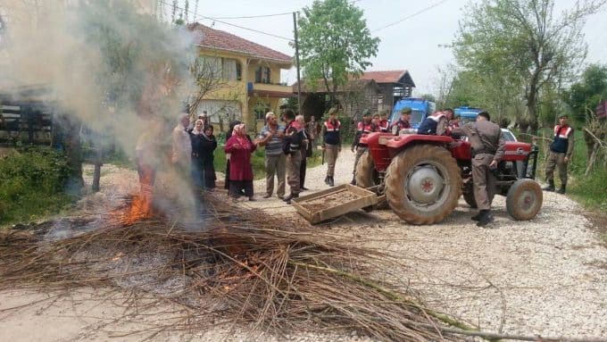 Ateş yakıp yolu ulaşıma kapattılar