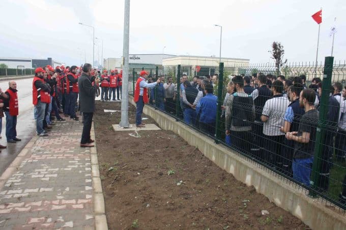 Arkadaşları işten çıkartılınca eylem yaptılar