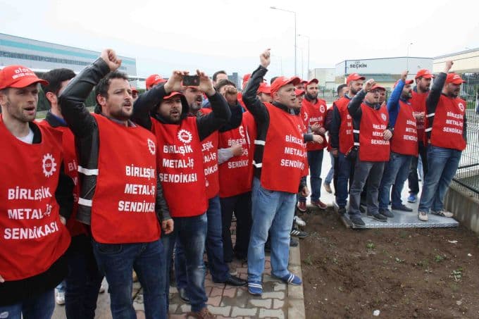 Arkadaşları işten çıkartılınca eylem yaptılar