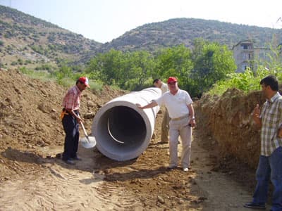 <font face="Arial" size="2">Turan, konuşmasında şu ifadelere yer verdi: &quot;<font color="#333399">Toplu konutlarımızın ilk bloklarını bitirdi. K&uuml;&ccedil;&uuml;k sanayi sitemizi bitirdik. Karandere'yi baştan başa ıslah ettik. Beton santralı ve otomatik kilitli parke tesislerini kurduk. Ara&ccedil; parkımızdaki hizmet ara&ccedil;ları sayısını 12'den 53'e y&uuml;kselttik. İl&ccedil;ede&nbsp; sadece 2 adet park varken park sayısını 24'e &ccedil;ıkardık. 3500&nbsp; tapu dağıttık. İşlerimle politikayı karıştırmam. Politikayı yapanlar yapsın ben hizmete bakarım. Zira &ouml;n&uuml;mde kısa zaman aralıklarıyla hayata ge&ccedil;ecek 5 dev projem var. Bunlar; <strong>'End&uuml;striyel Otomasyon</strong> <strong>Fabrikası', 'Bio-Gaz Tesisleri', 'T&uuml;rkiye'nin İlk Sivil Havaalanı' ve 'Seyir Terası Projesi' ve 'Doğalgaz'</strong>. Şimdi bu hizmetleri il&ccedil;eme kazandıracağım. &Ccedil;alışmalarımız devam edecek.&quot;</font> dedi.</font>