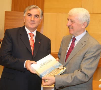 <font face="Arial" size="2">B&uuml;y&uuml;kşehir Belediyesi'nin desteğini her zaman yanlarında hissettiklerini belirten Federasyon Başkanı Recep Kıyak, <font color="#333399">&quot;Belediyemiz her zaman bizlerin yanında. &Ccedil;evre d&uuml;zenlemeleri başta olmak &uuml;zere bize her zaman destek veren başkanımız Aziz Duran'a teşekk&uuml;r ediyoruz&quot;</font> diye konuştu.<br /><br />Sakarya'nın geliştiğini ve değiştiğini s&ouml;yleyen Başkan Duran ise, <font color="#333399">&quot;Sakaryalı mabetlerine her zaman olduğu gibi sahip &ccedil;ıkıyor. G&uuml;zel şehrimiz alt yapısıyla &uuml;styapısıyla gelişiyor ve değişiyor. Birbiri ardına projeler hizmete giriyor. Yarınlarımız &ccedil;ok daha g&uuml;zel olacak&quot;</font> dedi. Dernek başkanları ziyaretin sonunda Başkan Duran'la hatıra fotoğrafı &ccedil;ektirdi.</font>