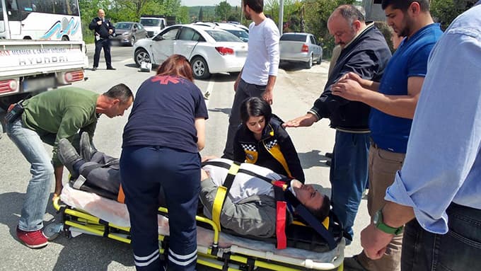Kamyonet ile otomobil çarpıştı!