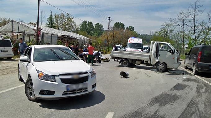 Kamyonet ile otomobil çarpıştı!