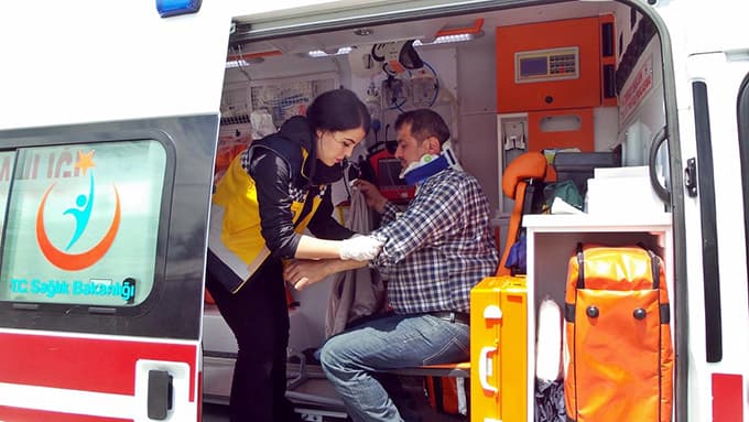Kamyonet ile otomobil çarpıştı!