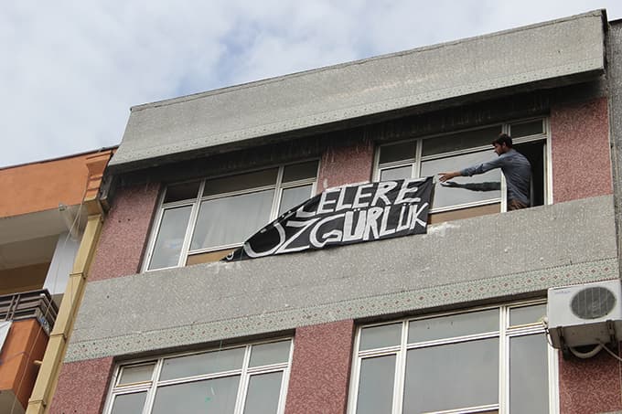 Çark Caddesi'nde pankart gerginliği!