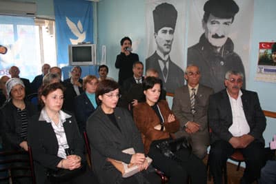 <font face="Arial" size="2">B&uuml;lent Ecevit'in ger&ccedil;ek bir halk&ccedil;ı olduğunu ifade eden Eker şunları s&ouml;yledi; </font><font size="2"><font face="Arial"><font color="#333399">&ldquo;B&uuml;lent Ecevit bir nezaket timsali idi. Ama aynı zamanda kararlılık ve g&uuml;&ccedil;l&uuml; irade simgesi; ulusunun&nbsp; &ccedil;ıkarlarını her şeyin &ouml;n&uuml;nde tutmasıyla d&uuml;nyada hayranlık uyandıran... Aynı zamanda bir uzlaşı ustasıydı. En zor koalisyonları uyumlu icraat&ccedil;ı&nbsp; h&uuml;k&uuml;metlere d&ouml;n&uuml;şt&uuml;ren. Bir d&uuml;r&uuml;stl&uuml;k ve temiz siyasetin simgesiydi; İlkeli siyasetin &ouml;nc&uuml;s&uuml;yd&uuml;. Siyasette doğrultu tutarlılığı kavramını &uuml;lkemize getiren de, siyasetin halka hizmet olduğu anlayışıyla &ccedil;alışan da o idi. B&uuml;lent Ecevit aynı zamanda bir d&uuml;ş&uuml;n&uuml;r, bir şair, bir k&uuml;lt&uuml;r adamı, ger&ccedil;ek bir &ldquo;Atat&uuml;rk&ccedil;&uuml; ve bir Cumhuriyet&ccedil;iydi.&rdquo; Cumhuriyetin değerlerine y&uuml;rekten inanan. Son zamanlarda Cumhuriyetin değerlerine y&ouml;nelen tehdit ve tehlikeler karşısında en &ccedil;ok kaygı duyan o idi. B&uuml;lent Ecevit darbelere tek başına direnen, yasaklanan, hapislere atılan, ama hi&ccedil; yılmayan bir demokrattı.Taklit&ccedil;i değil, yerli solu yaratan Karaoğlan idi.&rdquo;<br /></font></font></font>