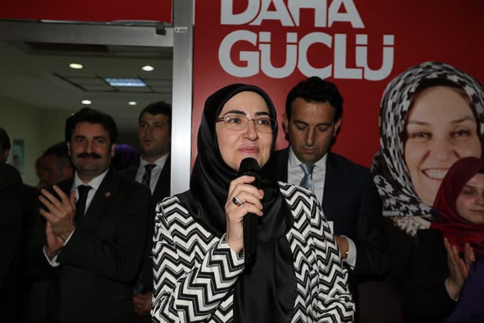 'Biz kadınlar beşikte sallarız, dünyayı da'