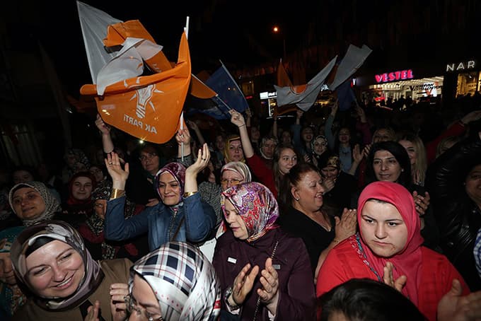 'Biz kadınlar beşikte sallarız, dünyayı da'