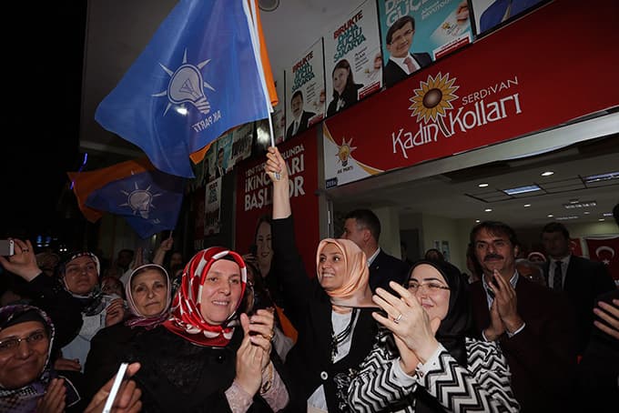 'Biz kadınlar beşikte sallarız, dünyayı da'