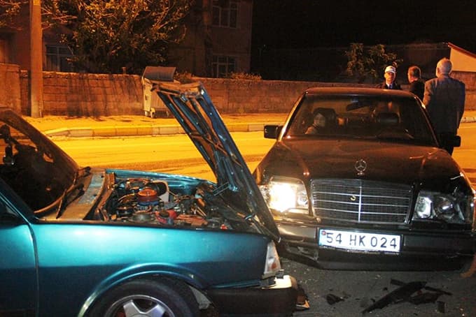 Önce motosiklete, sonra otomobile çarptı!