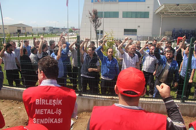Arkadaşları işten çıkartılınca eylem yaptılar