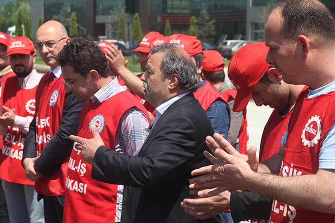 Arkadaşları işten çıkartılınca eylem yaptılar