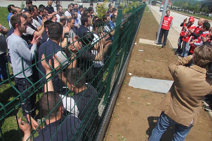Arkadaşları işten çıkartılınca eylem yaptılar