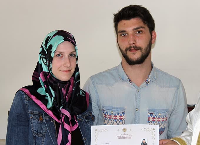 Aşık olduğu gencin hayatından etkilenerek müslüman oldu