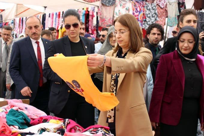 Bakan İslam, Çarşamba Pazarı'nı gezdi