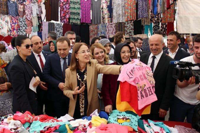 Bakan İslam, Çarşamba Pazarı'nı gezdi