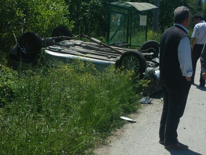 Takla atan otomobilden yara almadan kurtuldu