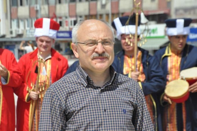 Koruyucu ailelerden kortej yürüyüşü