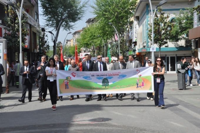 Koruyucu ailelerden kortej yürüyüşü